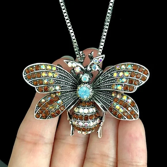 🌼 Crystal Honeybee Pendant Necklace - Picture 6 of 6